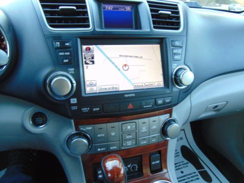 Used 2012 Toyota Highlander Limited w/ Tow Pkg image 10