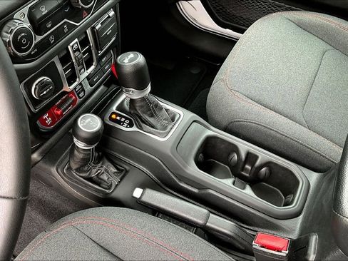 Used 2025 Jeep Wrangler Unlimited Rubicon AWD/4WD image 18