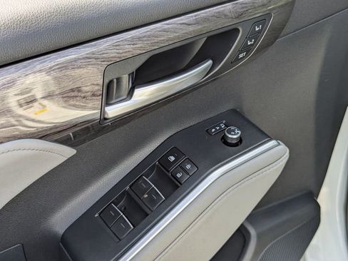 Used 2024 Toyota Highlander Platinum AWD/4WD image 11