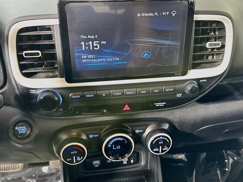 Used 2024 Hyundai Venue Limited FWD image 18