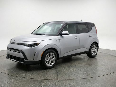 Used 2025 Kia Soul LX w/ LX Technology Package FWD image 3