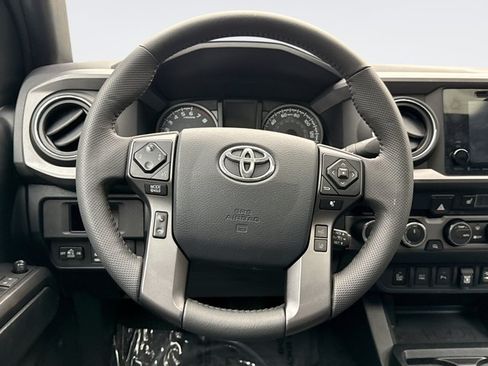 Used 2019 Toyota Tacoma TRD Sport AWD/4WD image 12