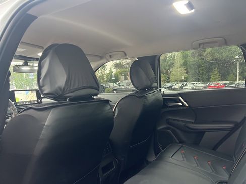 Used 2024 Mitsubishi Outlander FWD image 34