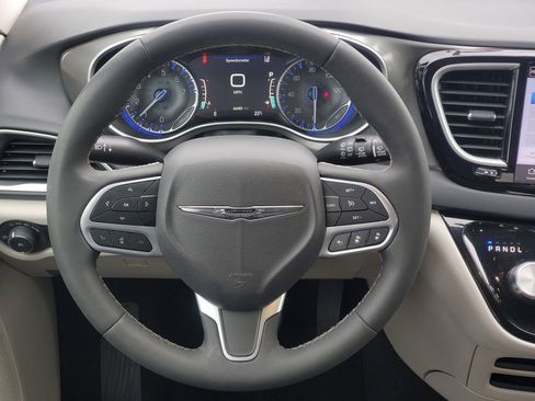 Used 2023 Chrysler Pacifica Touring-L image 34