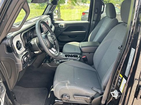 Used 2025 Jeep Wrangler Unlimited Sahara AWD/4WD image 21