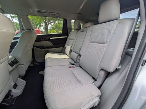 Used 2017 Toyota Highlander LE FWD image 16