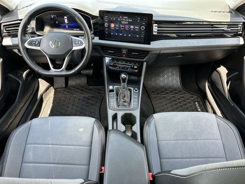 Used 2025 Volkswagen Jetta SE FWD image 13