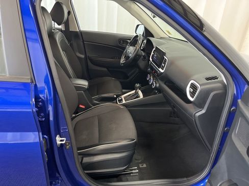 Used 2022 Hyundai Venue Limited image 21