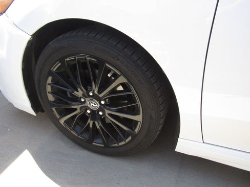Used 2019 Toyota Camry SE FWD image 5