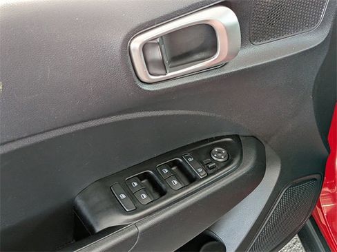 Used 2023 Hyundai Venue SEL image 9