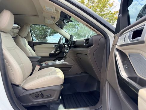 Certified 2022 Ford Explorer Platinum w/ Technology Package AWD/4WD image 15