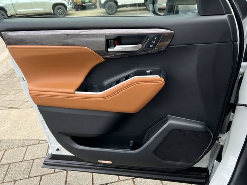 New 2026 Toyota Highlander Platinum AWD/4WD image 12