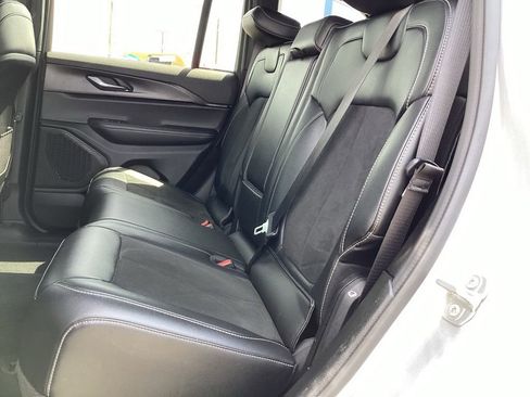 Used 2025 Jeep Grand Cherokee Altitude AWD/4WD image 18