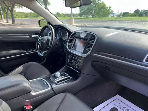 Used 2018 Chrysler 300 Touring RWD image 19