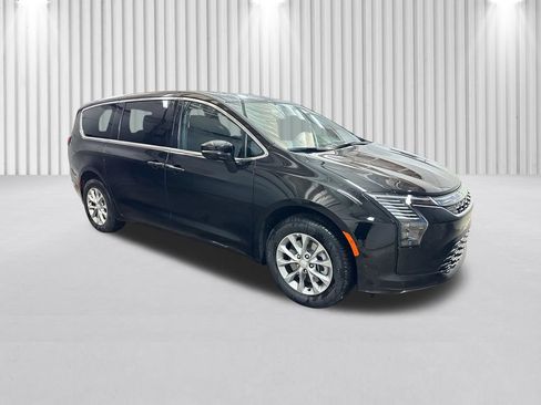 New 2027 Chrysler Pacifica Select AWD/4WD image 2