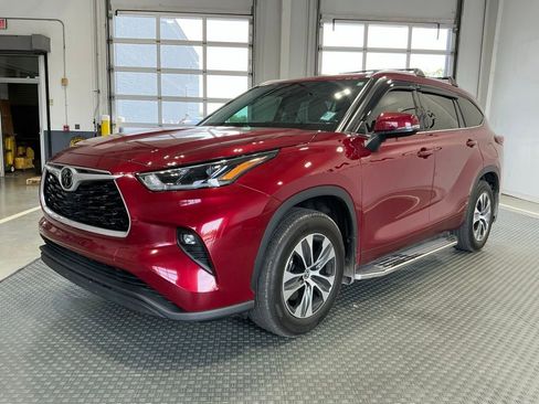 Used 2021 Toyota Highlander XLE AWD/4WD image 3