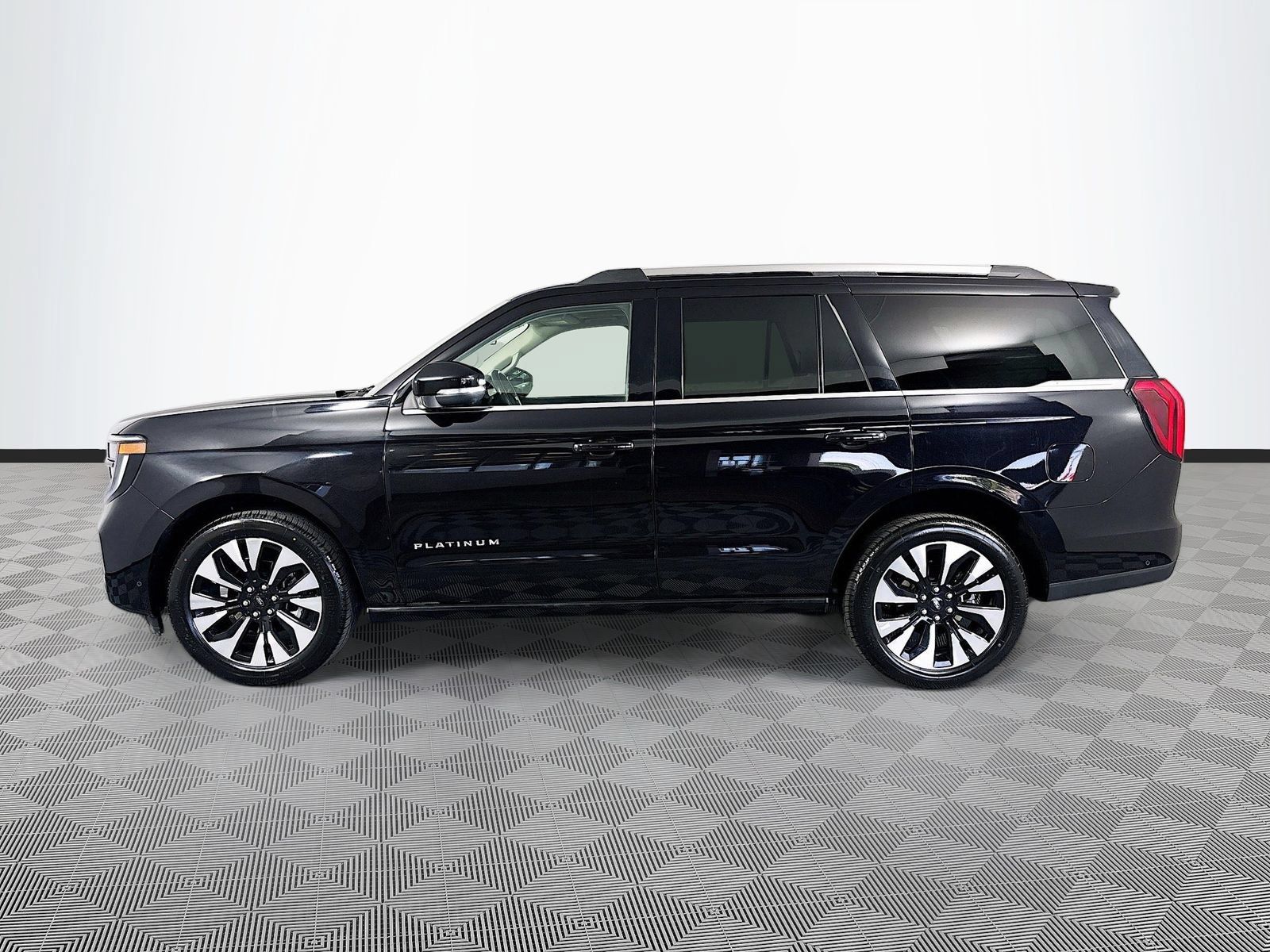 Used 2025 Ford Expedition Platinum w/ Driver's Package AWD/4WD image 4