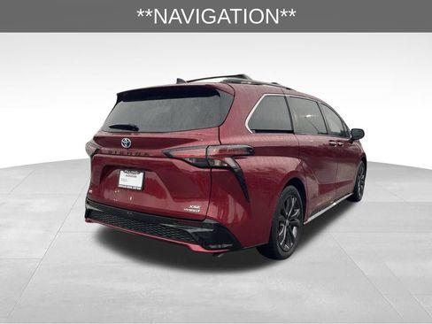 Used 2023 Toyota Sienna XSE image 6