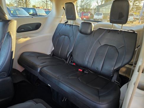 Used 2021 Chrysler Pacifica Touring-L image 12