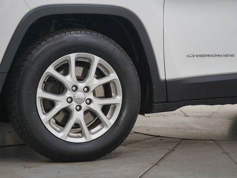 Used 2015 Jeep Cherokee Latitude AWD/4WD image 29