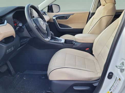 Used 2019 Toyota RAV4 LE image 18