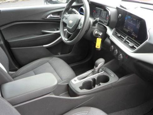 Used 2024 Chevrolet Trax LS w/ LS Convenience Package FWD image 20