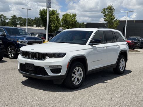 Used 2023 Jeep Grand Cherokee Limited w/ Luxury Tech Group II AWD/4WD image 5