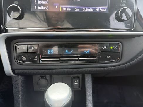 Used 2017 Toyota Corolla LE image 19