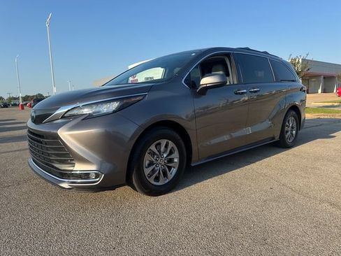 Used 2022 Toyota Sienna XLE FWD image 2