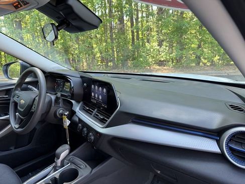 Used 2025 Chevrolet Trax LS FWD image 37