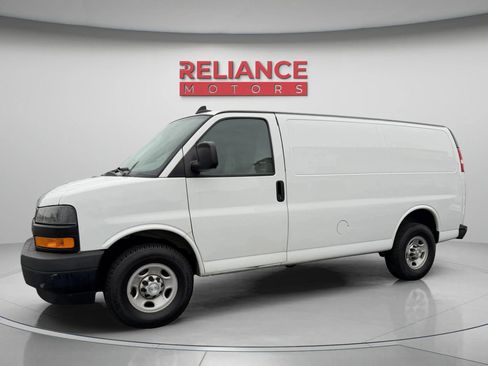 Used 2018 Chevrolet Express 3500 w/ Driver Convenience Package image 2