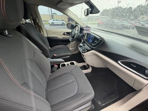 Used 2017 Chrysler Pacifica Touring FWD image 15