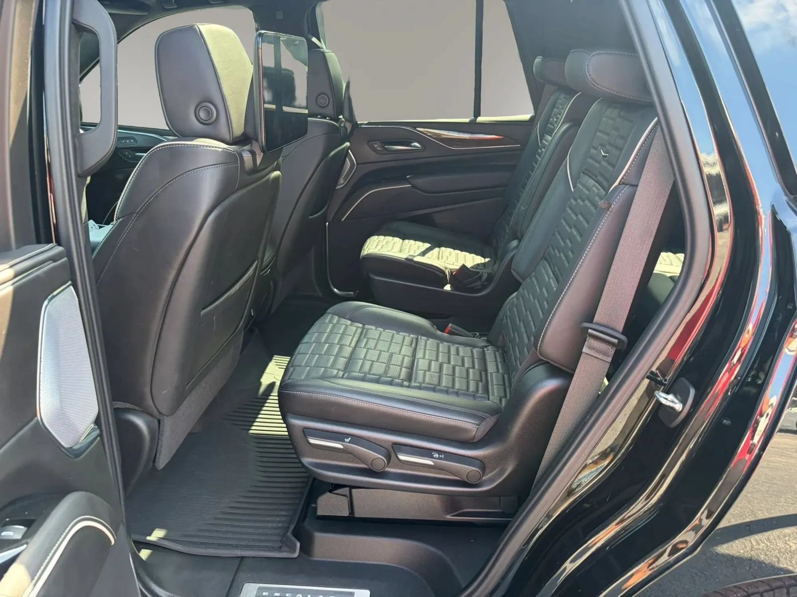 Used 2023 Cadillac Escalade Sport Platinum w/ LPO, ONYX Package AWD/4WD image 29