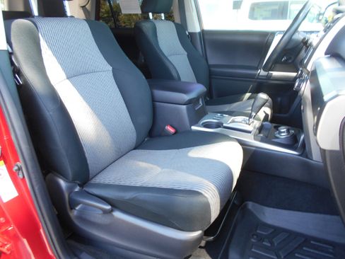 Used 2018 Toyota 4Runner SR5 AWD/4WD image 7