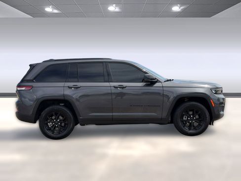 Used 2025 Jeep Grand Cherokee Altitude RWD image 8