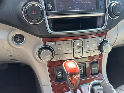 Used 2013 Toyota Highlander Limited AWD/4WD image 17