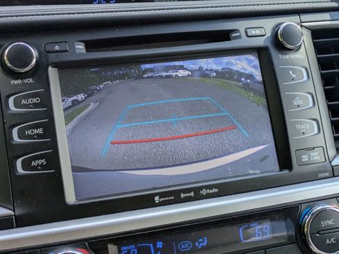 Used 2019 Toyota Highlander XLE AWD/4WD image 12