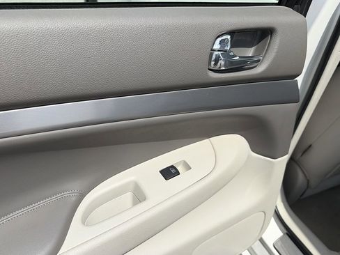 Used 2015 INFINITI Q40 w/ Moonroof Package RWD image 19