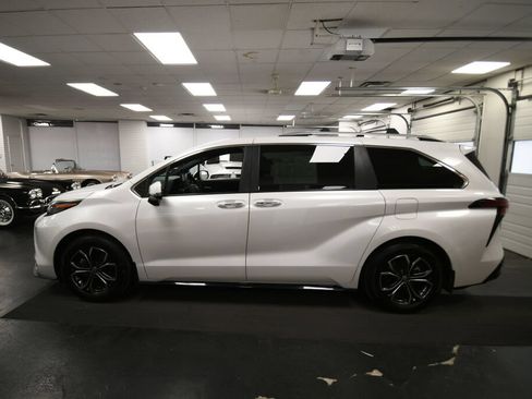 Used 2026 Toyota Sienna Platinum AWD/4WD image 4