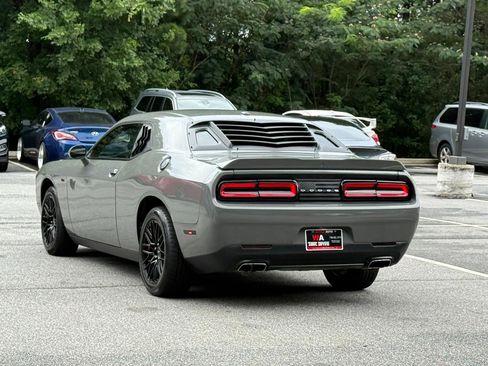 Used 2019 Dodge Challenger SXT RWD image 6