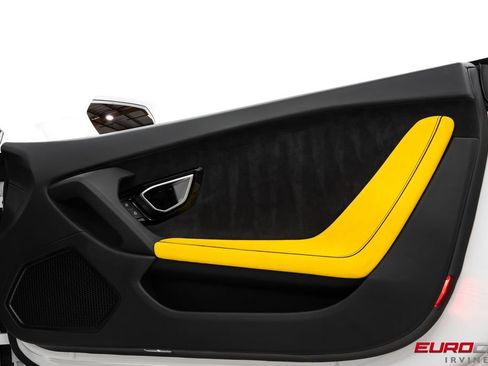 Used 2022 Lamborghini Huracan EVO AWD/4WD image 25