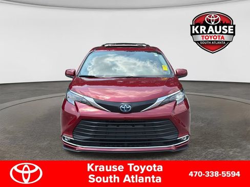 Used 2024 Toyota Sienna XLE FWD image 2