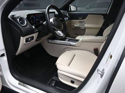 Used 2025 Mercedes-Benz GLB 250 4MATIC w/ Exclusive Package image 17
