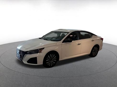 Used 2025 Nissan Altima 2.5 SV FWD image 9