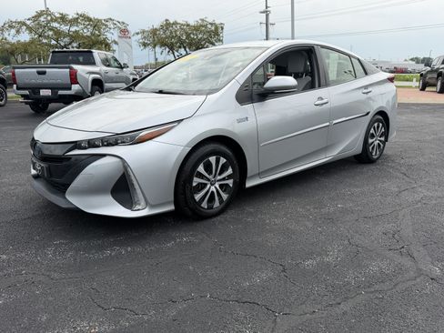Used 2021 Toyota Prius Prime XLE FWD image 4