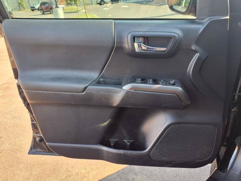 Used 2020 Toyota Tacoma TRD Off-Road AWD/4WD image 17