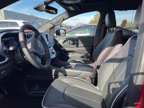 New 2026 Chrysler Pacifica Limited w/ S Appearance Package image 9