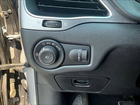 Used 2019 Jeep Cherokee Latitude w/ Popular Appearance Group FWD image 15