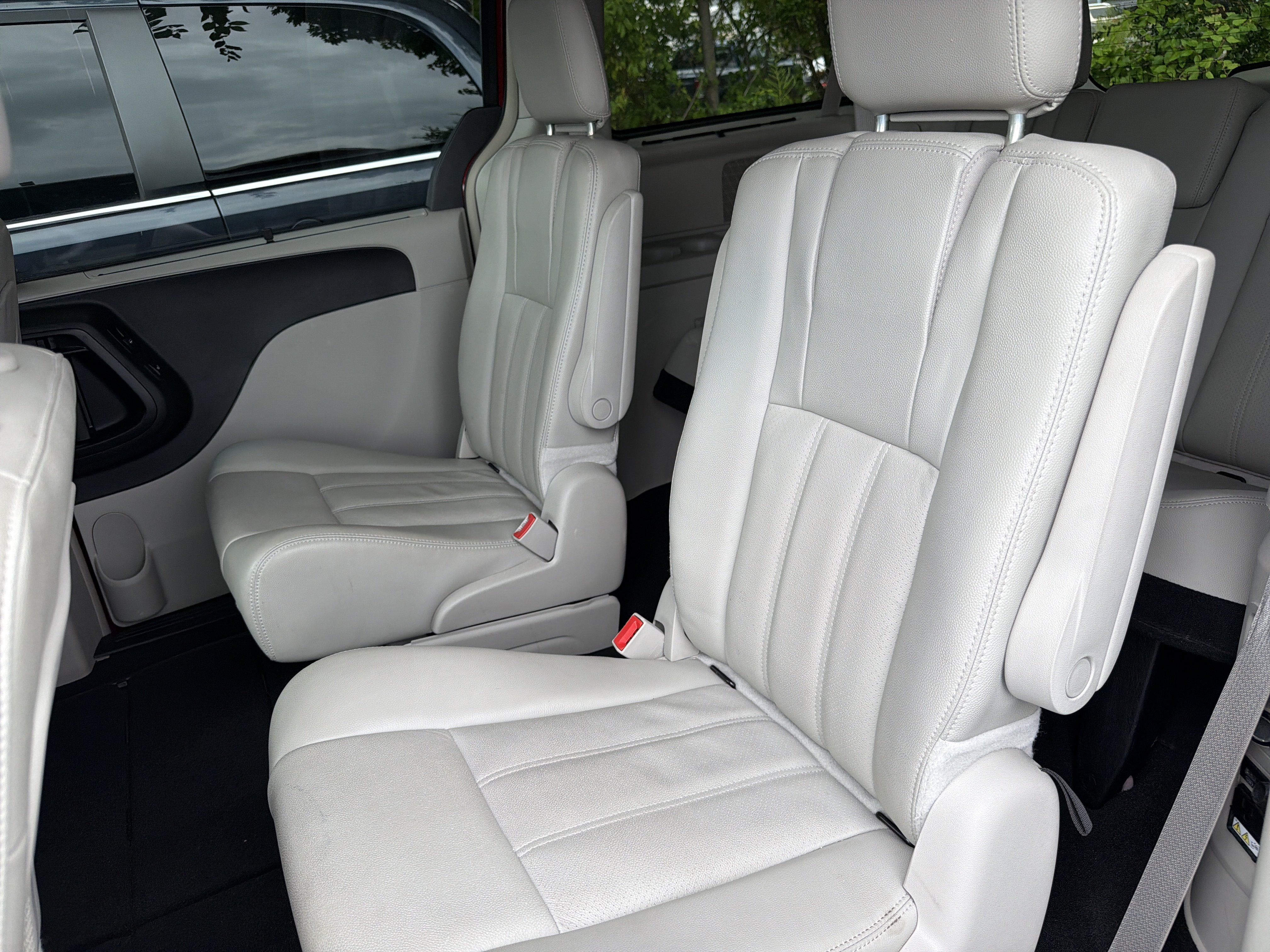 Used 2014 Chrysler Town & Country Touring-L w/ Driver Convenience Group FWD image 11