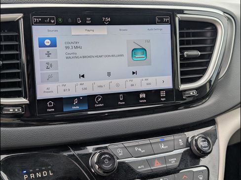 Used 2023 Chrysler Pacifica Touring-L FWD image 15